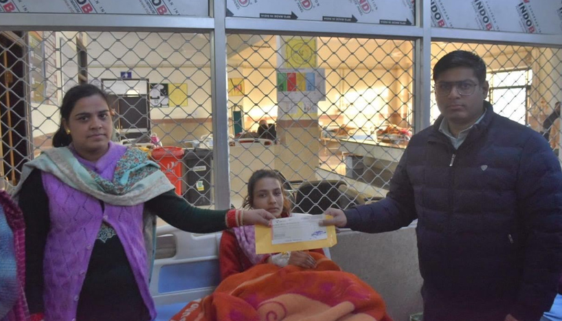 DC Rajouri visits GMC; hands over Ex-gratia relief to persons injured in Dhangri Terrorist Attack