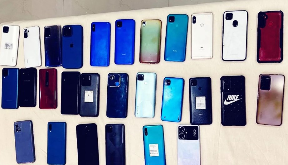 Cyber Police Srinagar recovers 30 smartphones worth lakhs of rupees, returns to rightful owners
