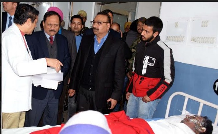 Advisor Bhatnagar visits GMC Jammu to meet injured in fire accident