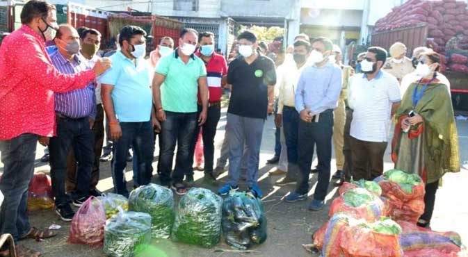 Div Com conducts early morning tour of Narwal Mandi, Warehouse