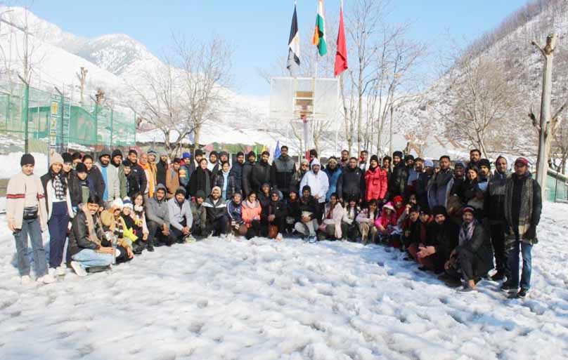 Army rescues over 80 stranded students, staff amid snow storm in Banihal