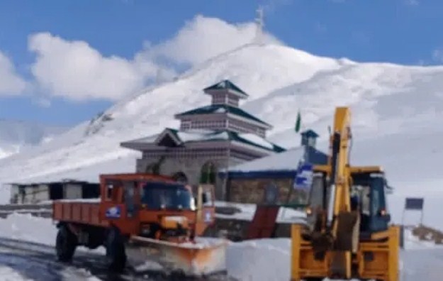 Mughal Road opens after 3 days closure due to snowfall