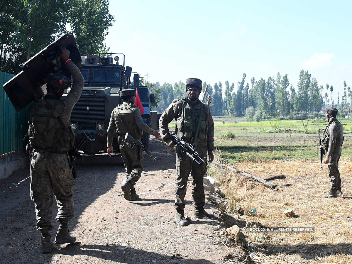 Terrorist associate involved in threatening people arrested in Pulwama 