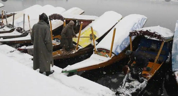 Moderate snowfall across Kashmir Valley; Gulmarg coldest at minus 7.5 degrees Celsius