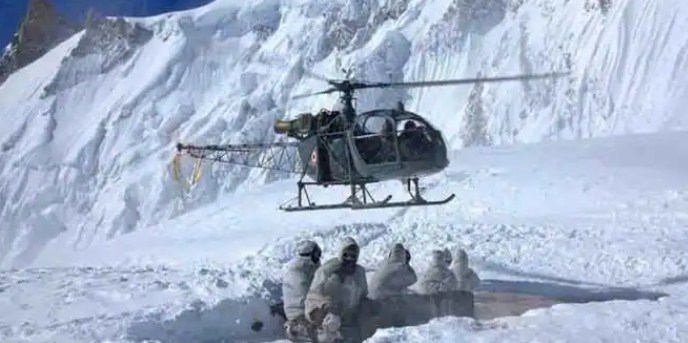 Two soldiers martyred under snow avalanche at Siachen, porter and jawan rescued