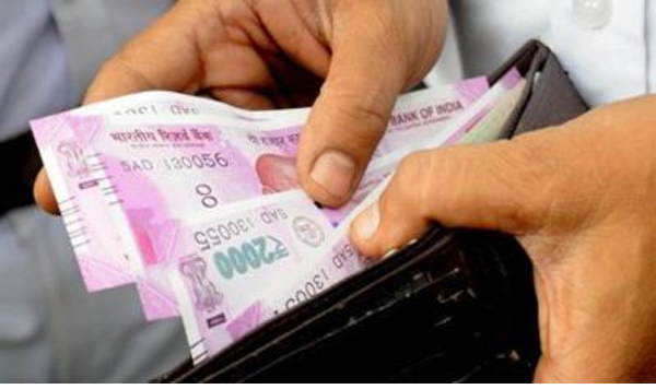 PDP Workers Seen Distributing Cash Ahead Of 4th Phase Of DDC Polls In J&K