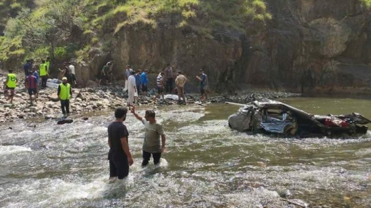Three kids among five dead after vehicle plunges into nallah in Doda