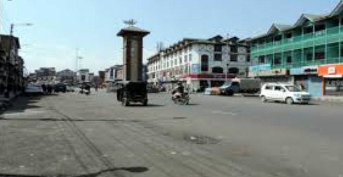Sunday market remains closed, police prevents vendors to put up stalls in Srinagar