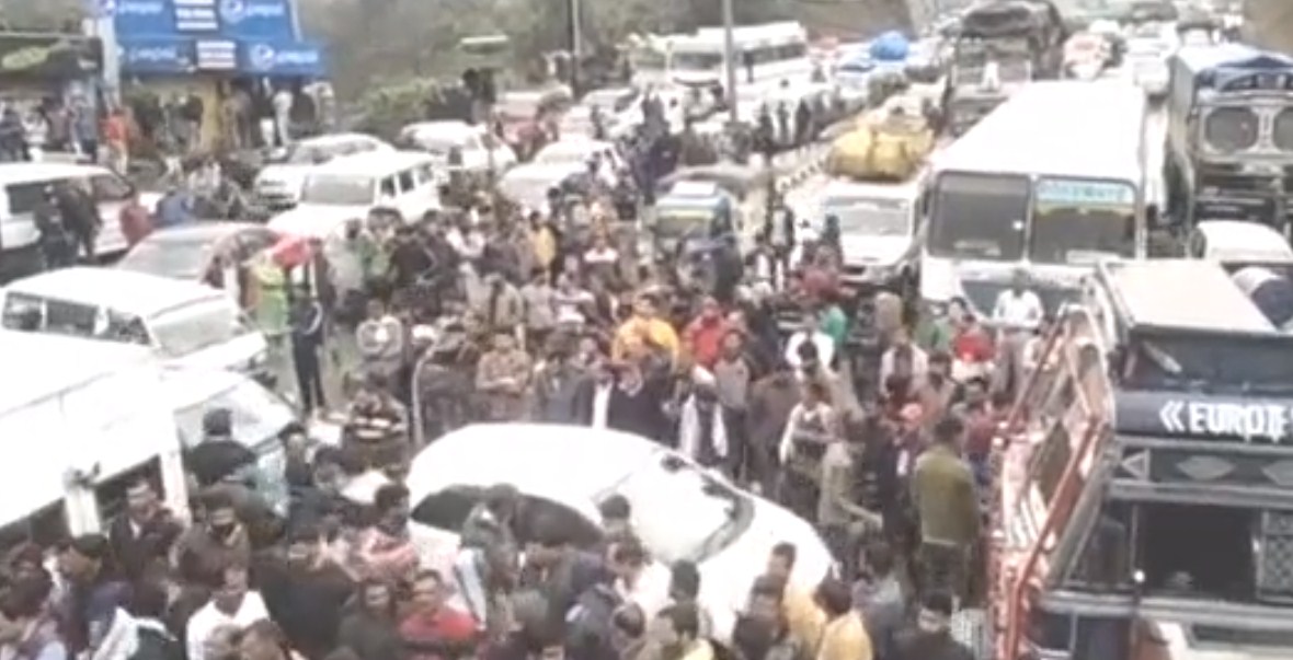JK highway blocked for 6 hrs over suspicious death of trucker in Kashmir