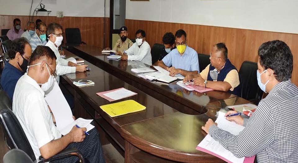 Divisional Commissioner reviews progress on Jammu-Akhnoor road project