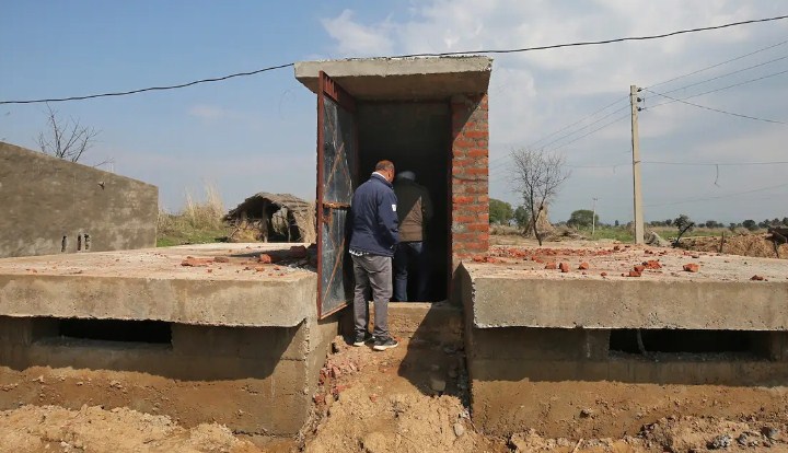 Sanjeev Verma reviews progress on  border bunkers