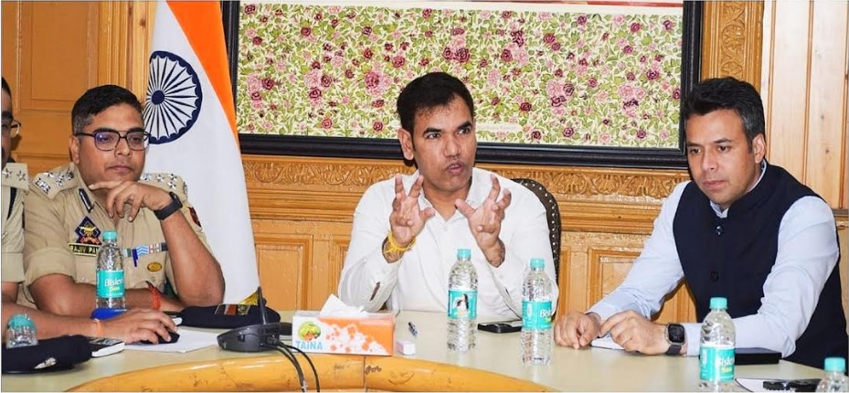 Div Com holds meeting to address traffic issues at various places in City