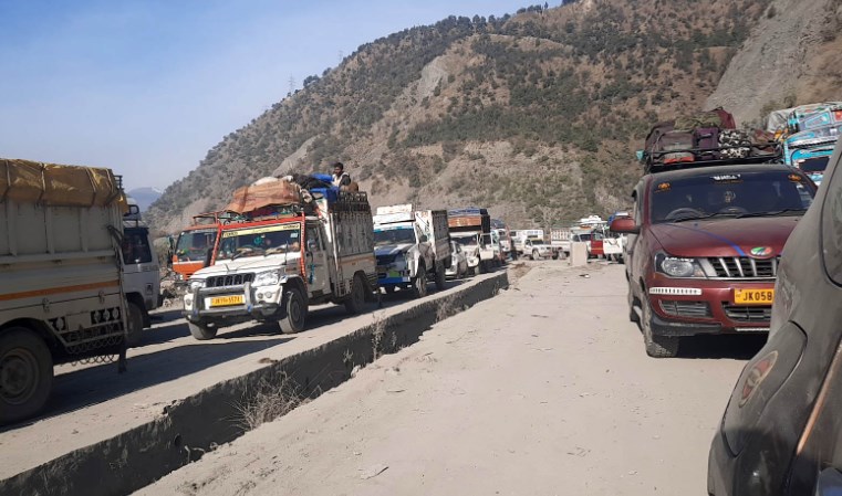 Srinagar-Jammu highway reopens for one-way traffic