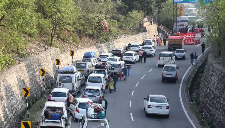 Vehicular movement restored at Dalwas on Jammu-Srinagar highway