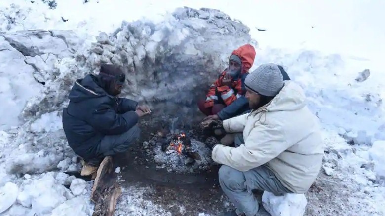 Parts of J&K witness fresh snowfall, Srinagar-Jammu highway closed