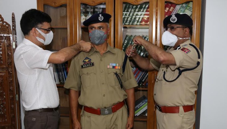 Piping ceremony in PHQ,  DGP J&K decorates newly promoted Dy.SsP