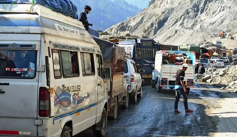 Traffic to ply from Srinagar to Jammu after 5 days