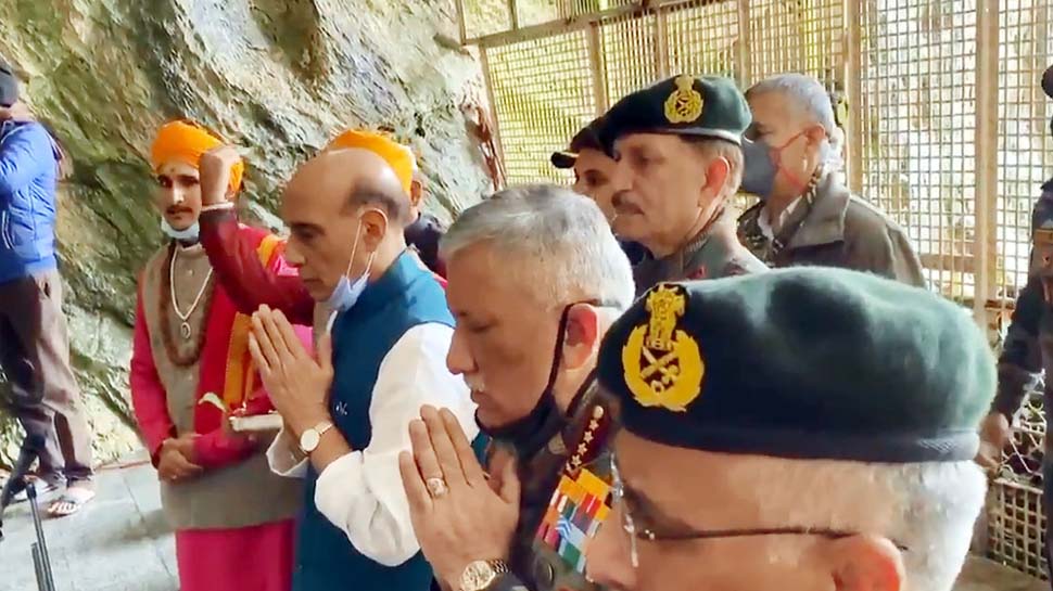 Defence minister Rajnath Singh offers prayers at Amarnath cave shrine