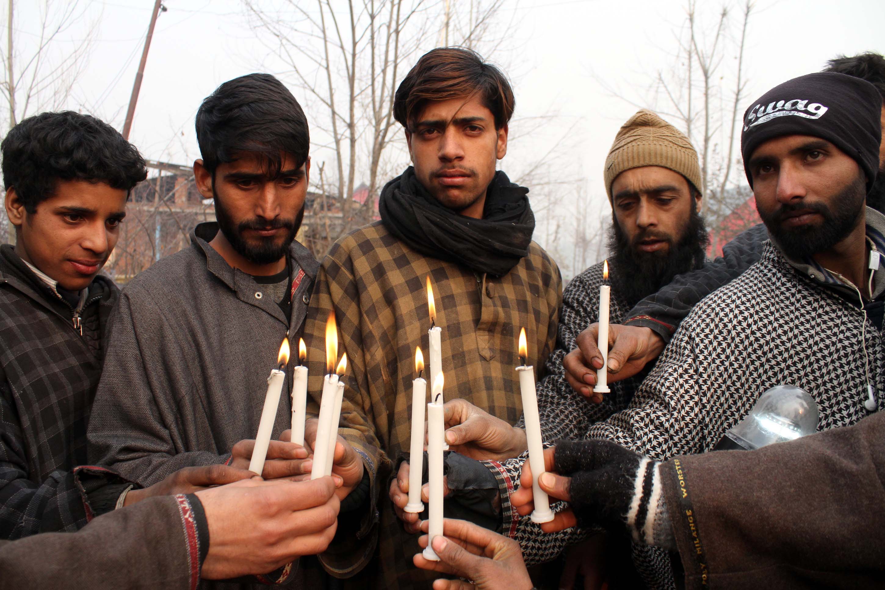 Pulwama residents stage candlelight March against erratic Power supply