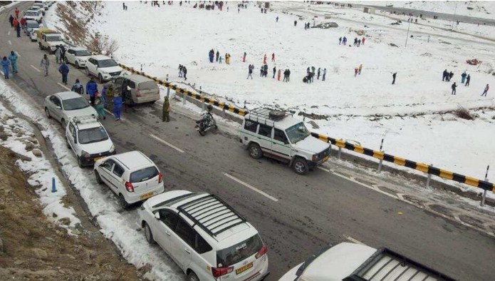 19 stuck in snowfall rescued by Jammu-Kashmir police, Indian Army