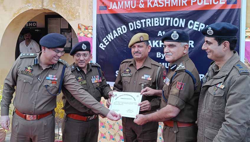IGP Jammu Zone felicitates officers/officials for working out Highway robberies cases in Jammu Province