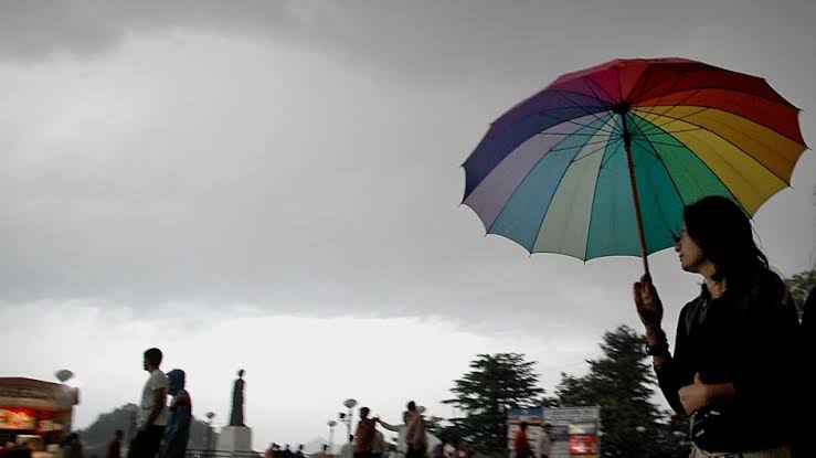 Amid Heavy rains, Jammu temperature drops to 11 Degrees, Srinagar chills at 2.5, Highway closed 