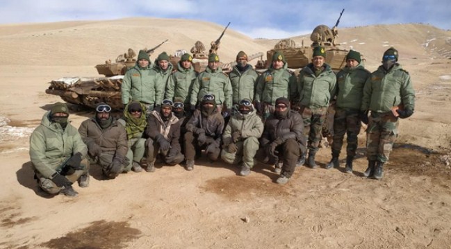 Army chief awards troops deployed at Rezang La, Rechen La heights, LAC
