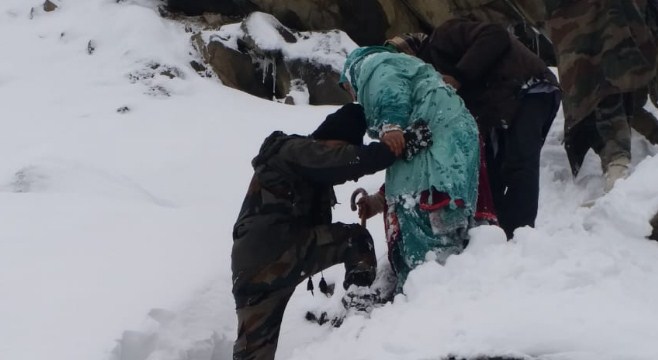 10 people trapped in snowfall in J-K recused