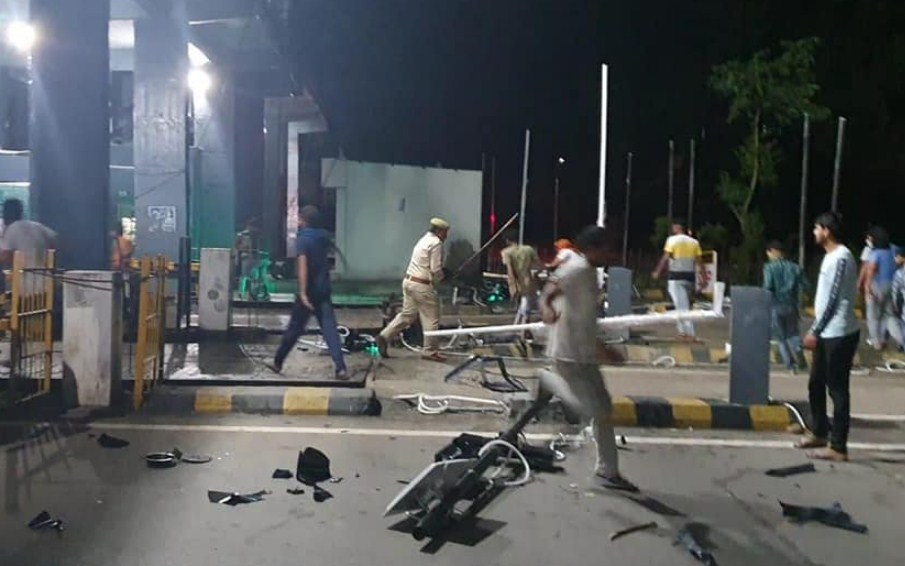 Kathua: Restrictions imposed after 4 injured in violent protests at Lakanpur Toll Post