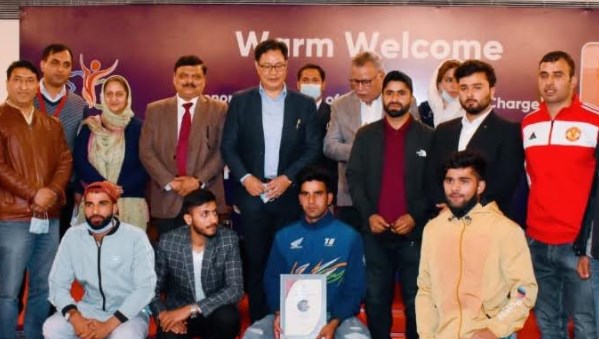 Kiren Rijiju felicitates sportspersons, coaches at Srinagar