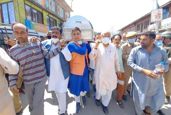 Ravinder Raina, Ashok Kaul attend final rights of Waseem Bari