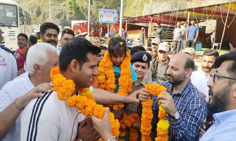 Admin, People& PRI's welcomes yatra enroute Holy Cave