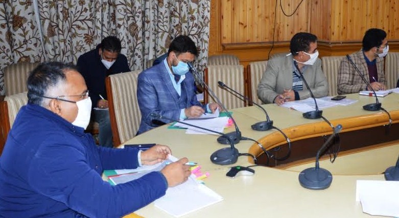 Div Com reviews status of work process on major road projects in Kashmir