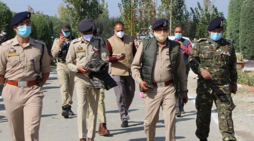 DGP J&K visits Kulgam & Pulwama Reviews security scenario, address joint darbar of forces