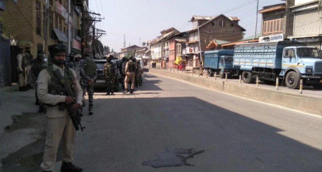 Encounter breaks out between militants, security forces in J&K's Srinagar; mobile internet snapped
