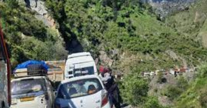 Two-way LMV traffic resumes on Srinagar-Jammu highway after day-long closure