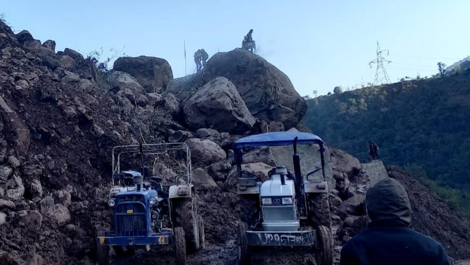 Ramban: Jammu-Srinagar Highway closed for 5th Consecutive day