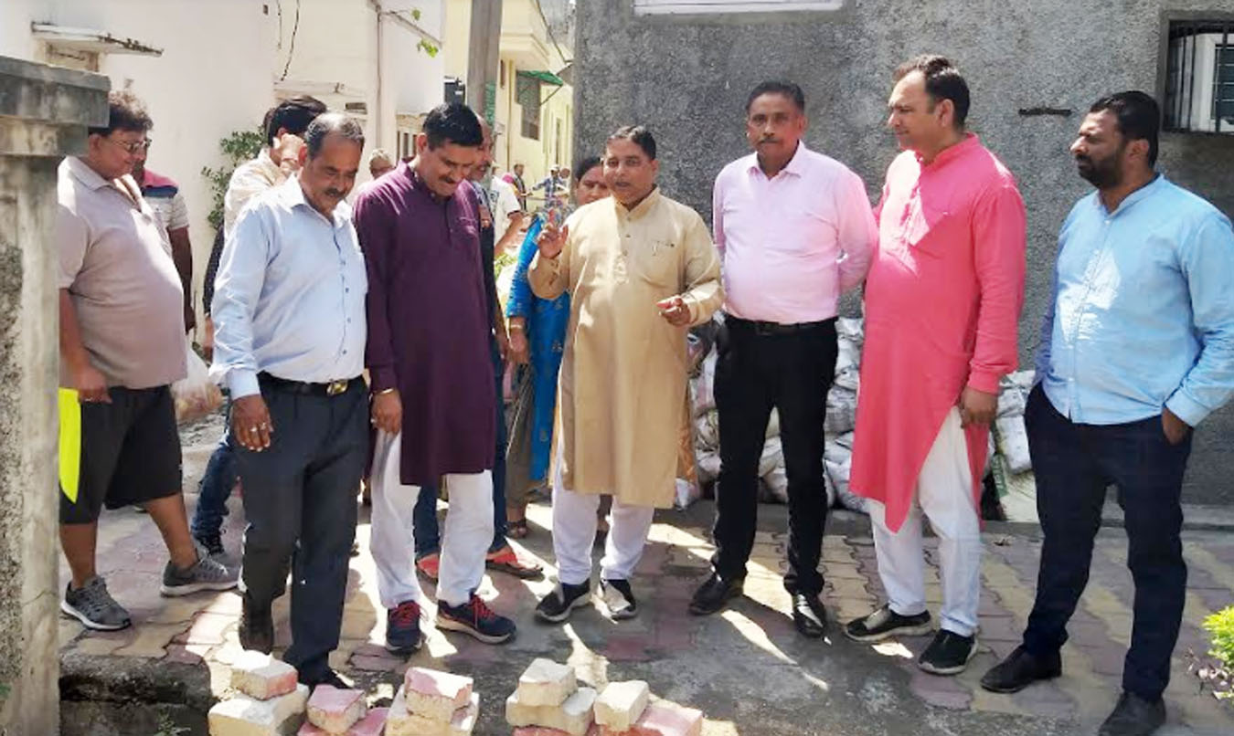 Sat urges PHE empoyees to ensure regular supply of water in Jammu West