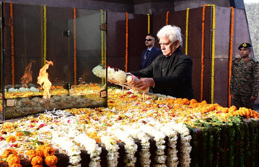 R-Day: J&K LG Sinha pays homage to fallen heroes at Balidan Stambh