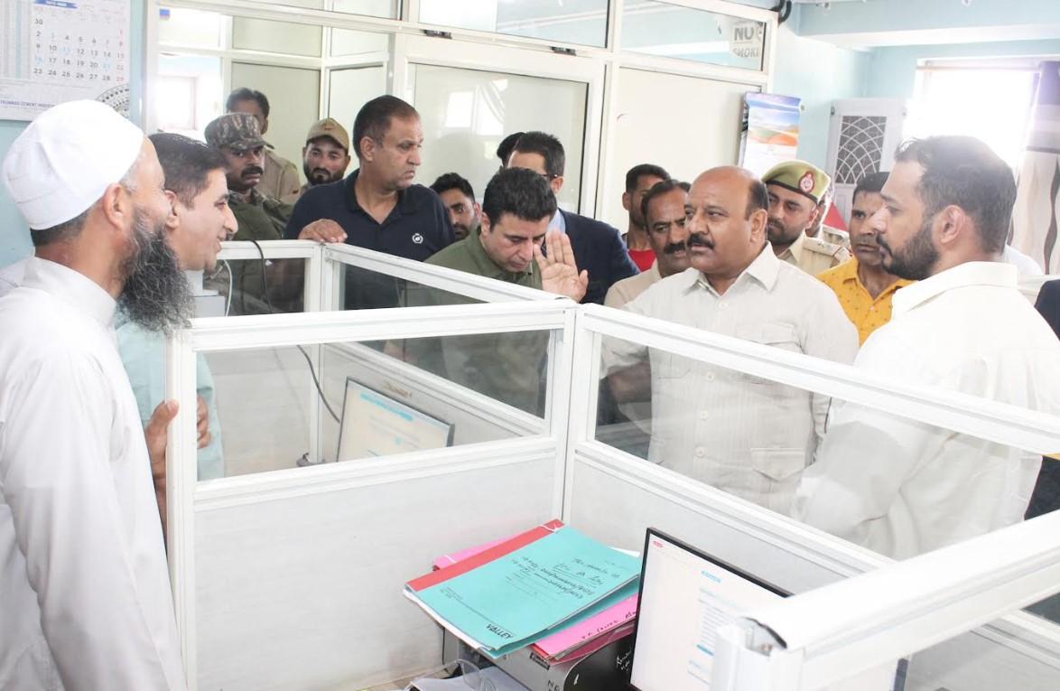 Dy CM pays surprise visit to Labour Commissioner Office in Srinagar