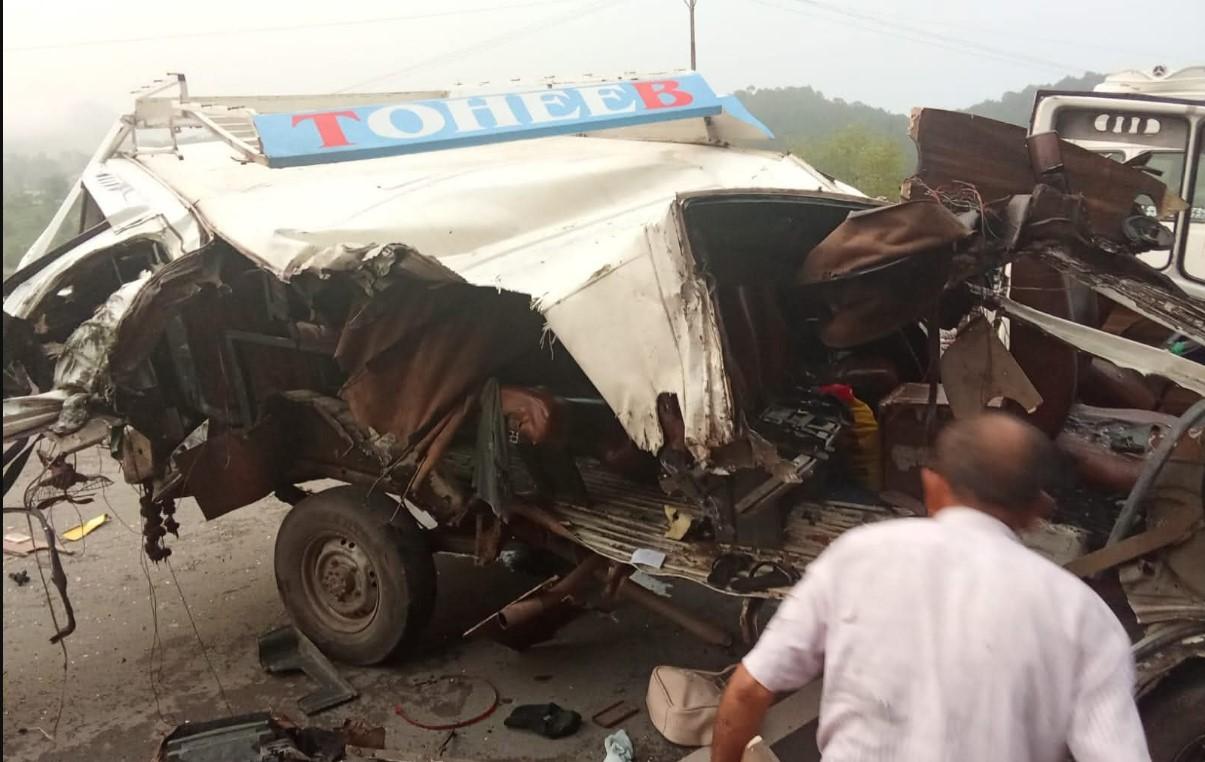 02 killed, 09 injured in head-on collision between tempo traveller and mini truck in Rajouri