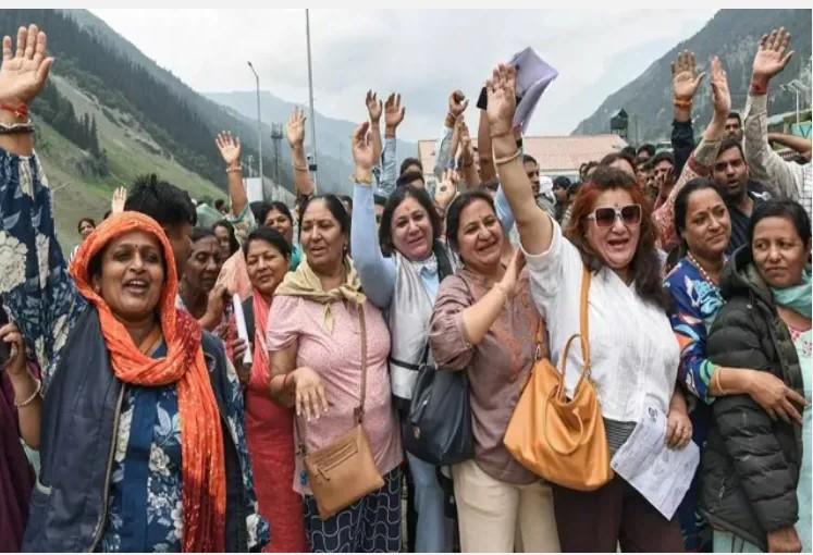 Amarnath Yatra: 6,400 pilgrims leave Jammu base camp for Kashmir