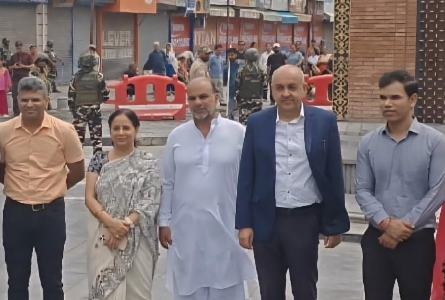 Advisor in PM’s office visits Lal Chowk, Meet stakeholders; Traders elated