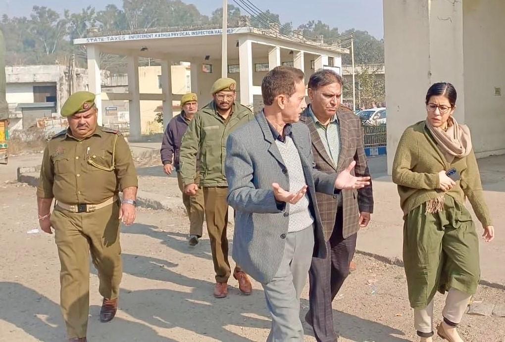 Avny Lavasa conducts surprise inspection of MVD Tax Collection Post at Lakhanpur