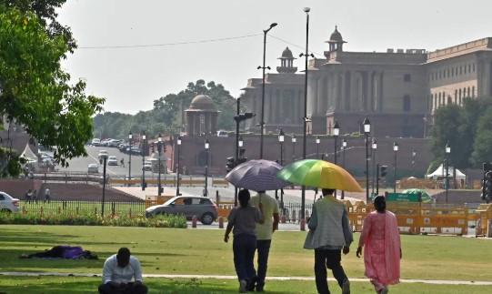 Delhi boils at 42.8 degrees Celsius amid severe heatwave, records hottest day of the year
