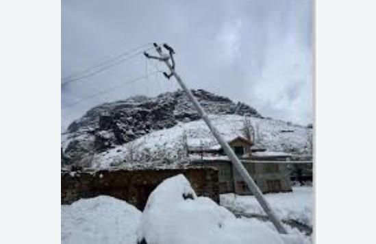 Heavy Snowfall, Gusty Winds disrupt Power Supply across Kashmir; KPDCL Restores 80% Network