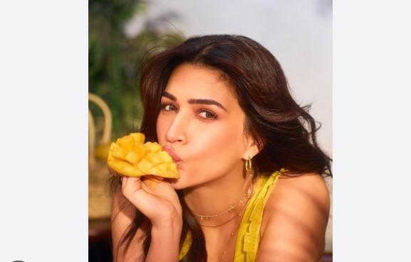 Kriti Sanon Enjoys Mangoes and Sweet Delights While Teasing Upcoming Film 'Tere Ishk Mein'!