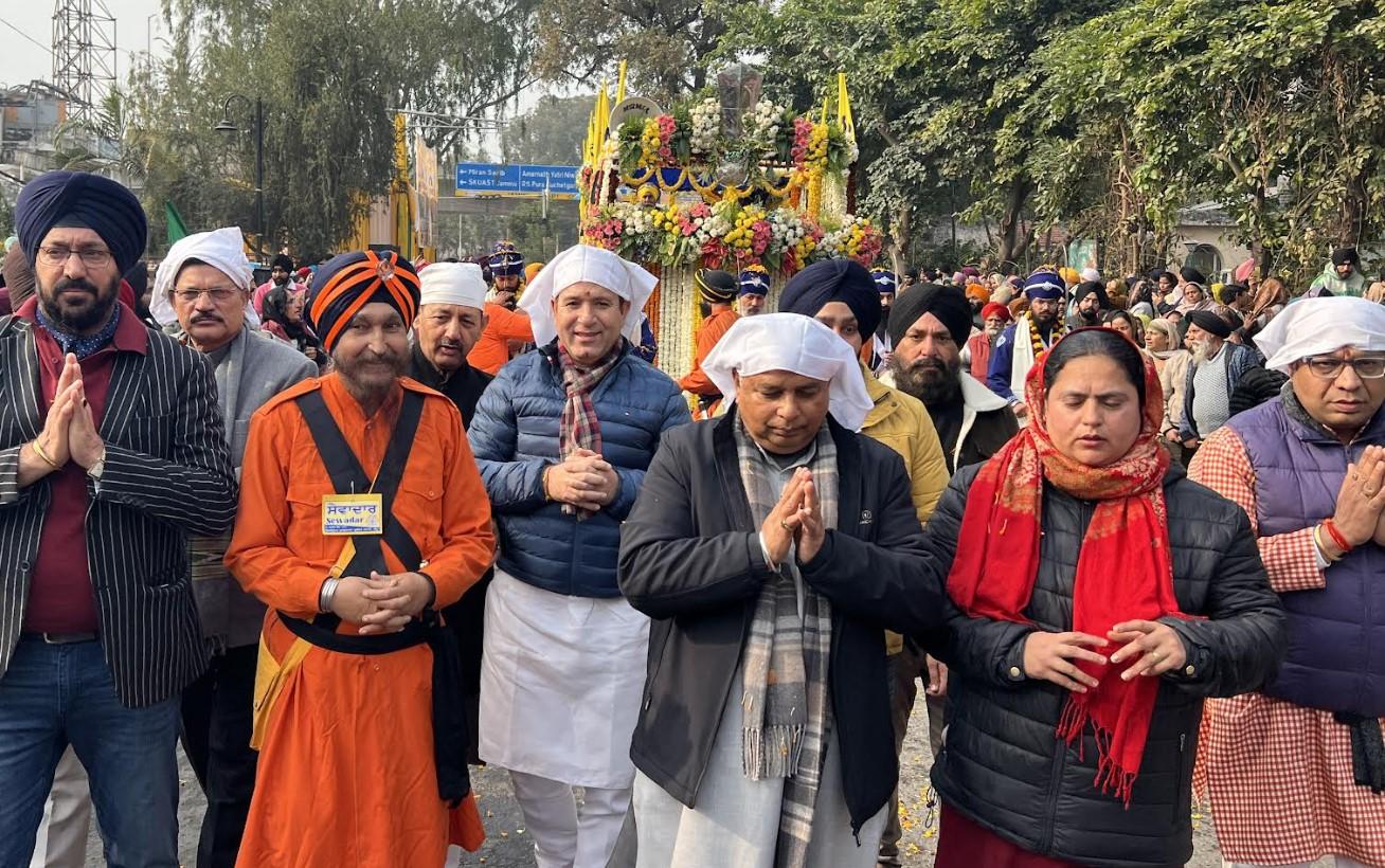 Sat Sharma, Sunil Sharma, senior leaders of BJP join Nagar Kirtan, serve Langar
