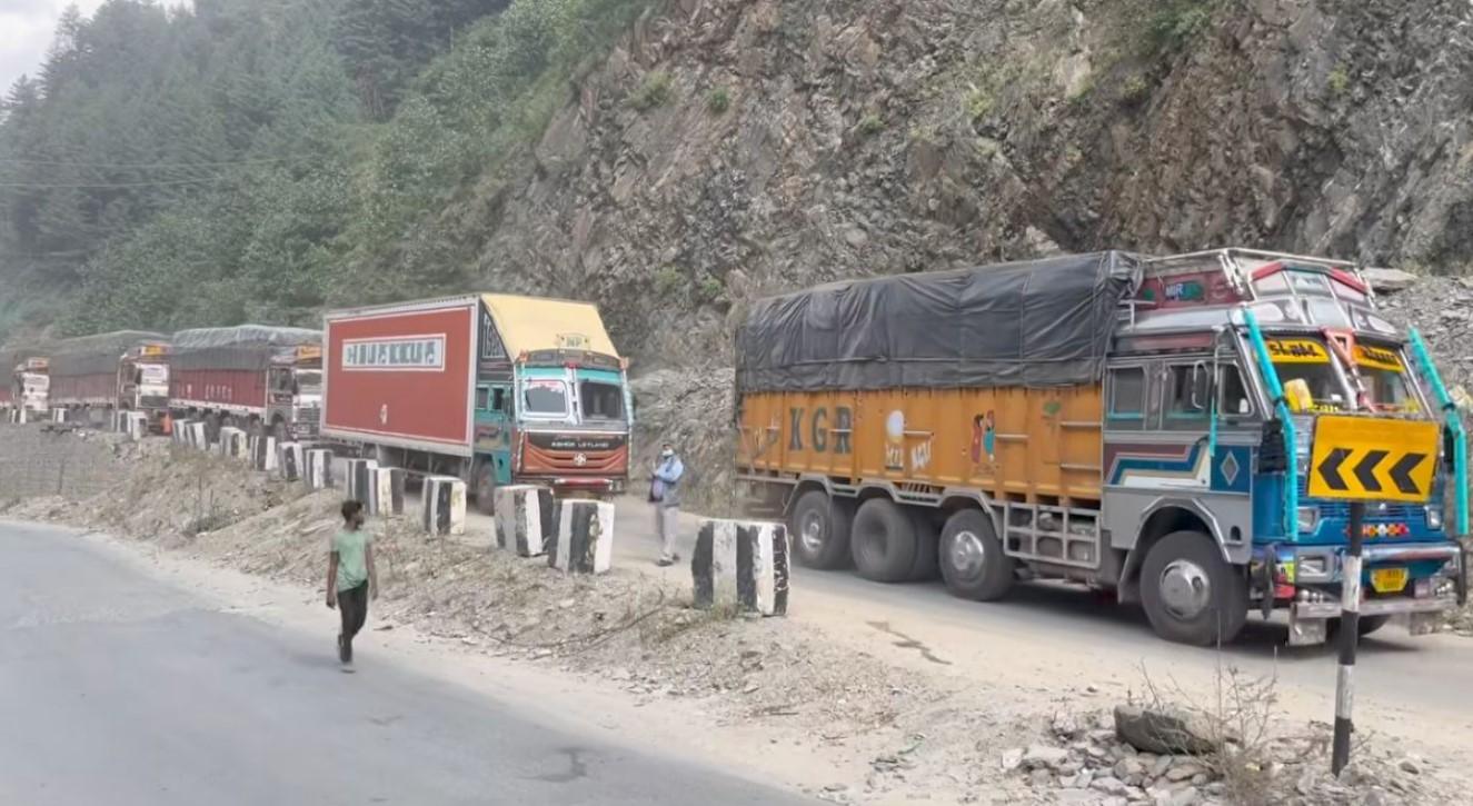 4873 Fruit-Laden Trucks Evacuated in 2 Days; 500 More to Leave Qazigund by Midnight: Div Com Kashmir