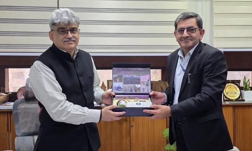 Dir IIIM Jmu briefs Chief Secy on advanced R&D initiatives of the Institute